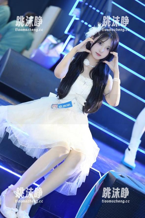 17吃瓜网 一键登录“17吃瓜网”,瞬间成为“瓜盲专家”,家人都怕我烂嘴!