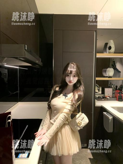 17吃瓜网 顺着17吃瓜网官网的“入口”走,我觉得我快要变成吃瓜老司机了,不过有点懵。