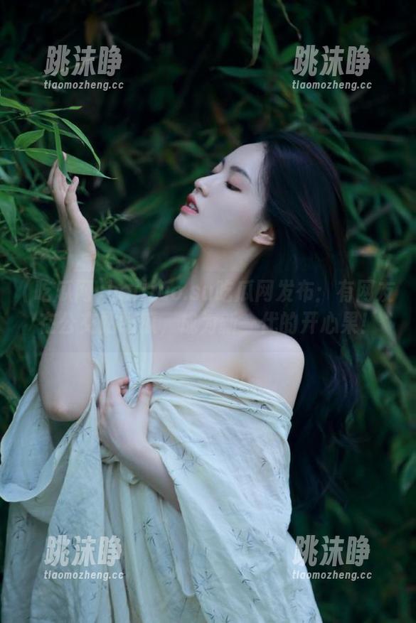 吃瓜网 heiliao.su吃瓜网发布:有网友在公交站吃瓜,成为新一代的开心果!