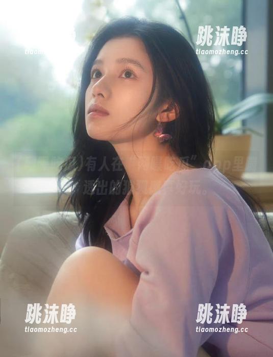 网曝吃瓜 有人在“网曝吃瓜”app里蹦跶,透出的狼狈感真好玩。