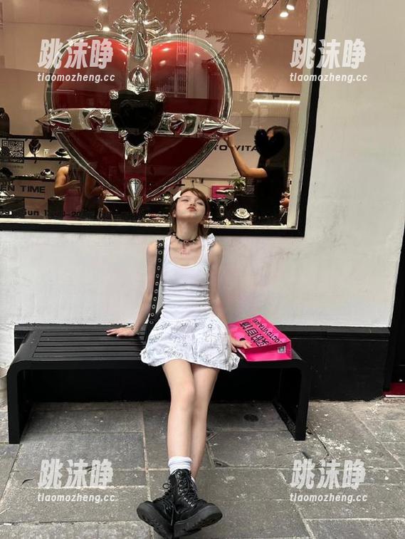 黑料不打烊 我在黑料不打烊tttzzz的入口徘徊,满脑子浆糊!