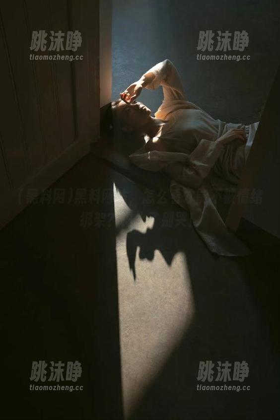 黑料网 黑料网站,怎么看才能不被情绪绑架?喝水了别哭!